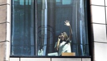 شاهد .. إعلامية شهيرة تستغيث لإنقاذها