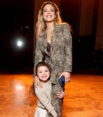 شاهد .. حفيدة إيلي صعب تتألق بعرض أزياء جدها بملابس من تصميمه