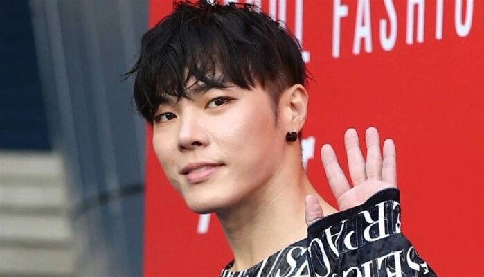 شاهد .. وفاة المغني الكوري ويسونغ في ظروف غامضة عن 43 عامًا