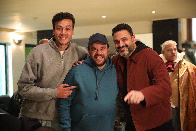 تفاصيل الحلقة 14 "الكابتن".. شاكر الطويل يدمر ممثلًا شابًا.. وحسام يسعى لإنقاذه