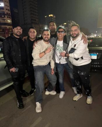 شاهد .. سعد الصغير يقبل قدم زوجته بعد خروجه من السجن