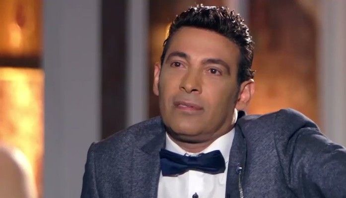شاهد .. سعد الصغير يقبل قدم زوجته بعد خروجه من السجن