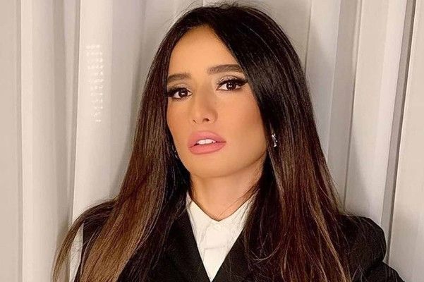 شاهد .. زينة تتألق في إطلالة جديدة باللون الأسود - بالصورة