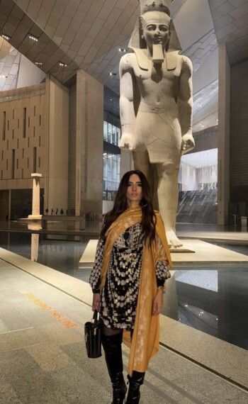 شاهد .. زينة تتألق في إطلالة جديدة باللون الأسود - بالصورة