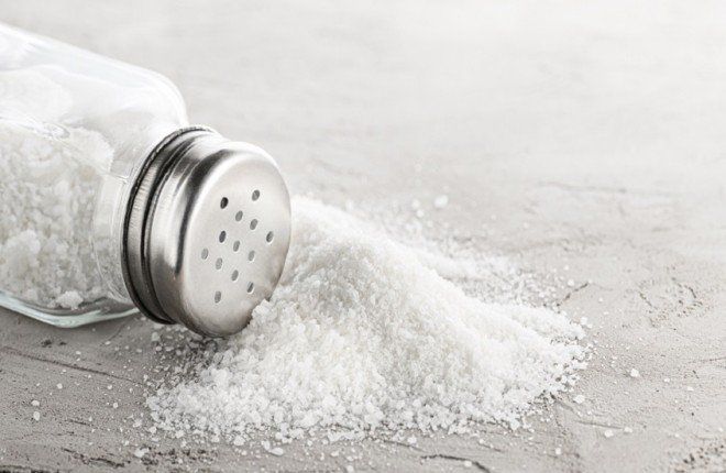رغم التحذيرات من الإكثار.. تقليل الملح بشدة يشكل مخاطر صحية غير متوقعة