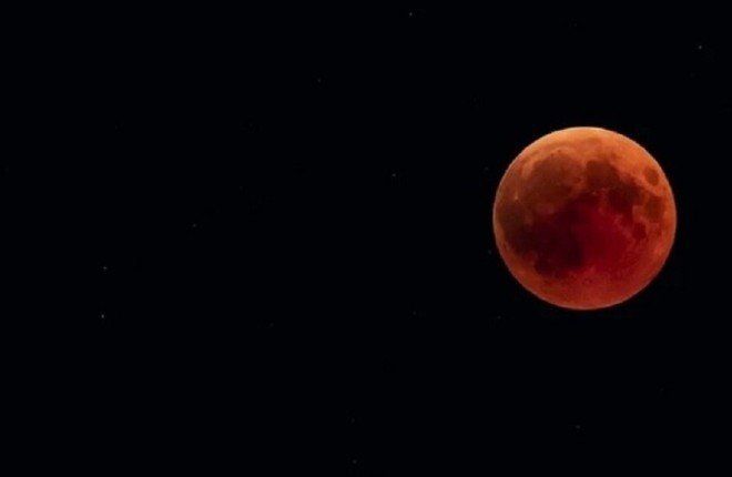 "القمر الدموي" يزين سماء مارس 2025 في خسوف كلي نادر