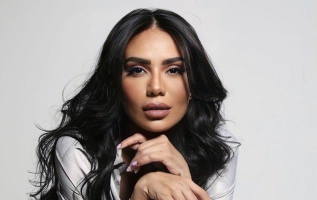 شاهد .. لبنى عبد العزيز تنهار بالبكاء بسبب والدتها