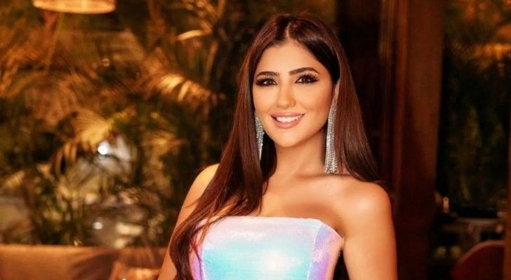 شاهد .. مي عمر بإطلالة أنيقة وراقية بقفطان من المخمل