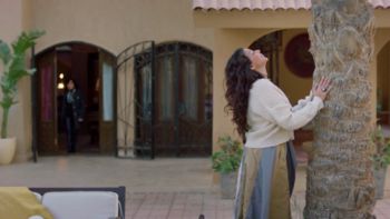 شاهد .. "شادية أبو شقرا" في "كامل العدد ++" تقدم نصائح روحية غريبة