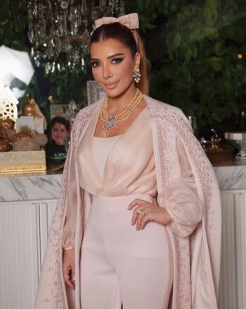 شاهد .. أصالة تضج أناقة وأنوثة بلوك زهري خيالي