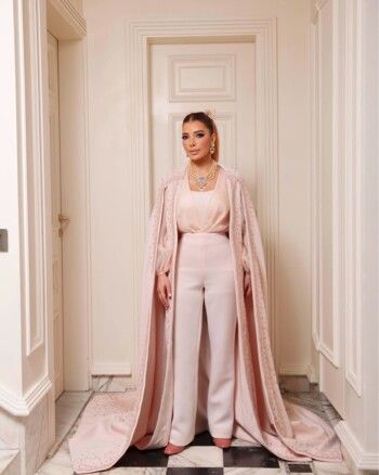 شاهد .. أصالة تضج أناقة وأنوثة بلوك زهري خيالي