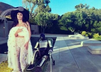 شاهد .. كيم كارداشيان تشارك لحظات رومنسية مع "روبوت" والجمهور يتساءل