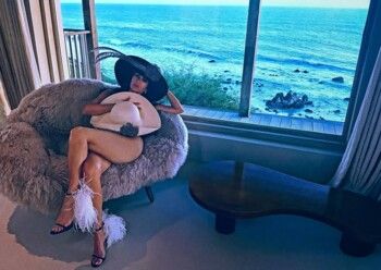 شاهد .. كيم كارداشيان تشارك لحظات رومنسية مع "روبوت" والجمهور يتساءل