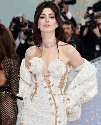 شاهد .. دوناتيلا فيرساتشي تتنحى عن منصبها في Versace بعد 30 عام والسبب!