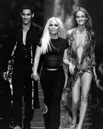 شاهد .. دوناتيلا فيرساتشي تتنحى عن منصبها في Versace بعد 30 عام والسبب!