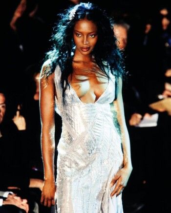 شاهد .. دوناتيلا فيرساتشي تتنحى عن منصبها في Versace بعد 30 عام والسبب!