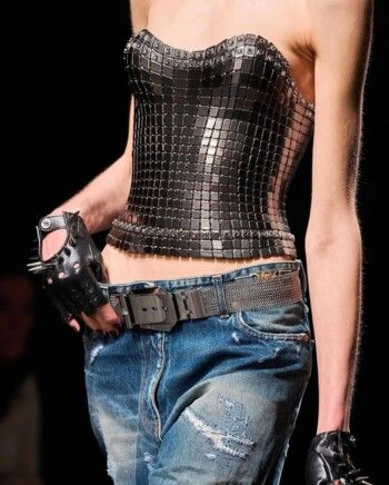 شاهد .. دوناتيلا فيرساتشي تتنحى عن منصبها في Versace بعد 30 عام والسبب!