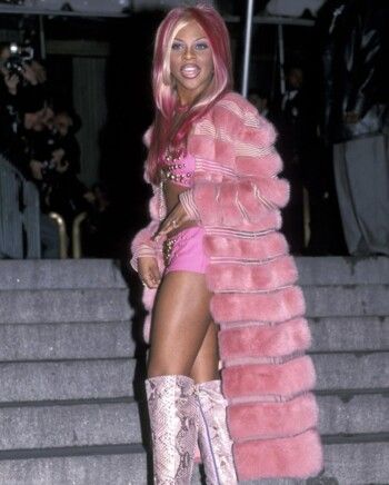 شاهد .. دوناتيلا فيرساتشي تتنحى عن منصبها في Versace بعد 30 عام والسبب!