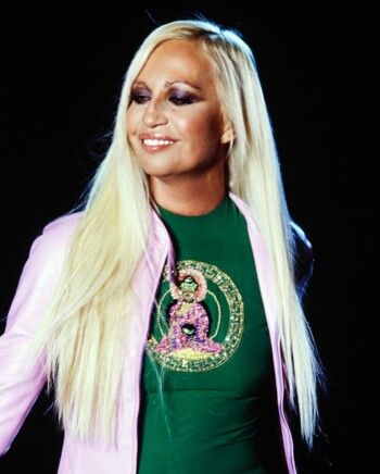 شاهد .. دوناتيلا فيرساتشي تتنحى عن منصبها في Versace بعد 30 عام والسبب!