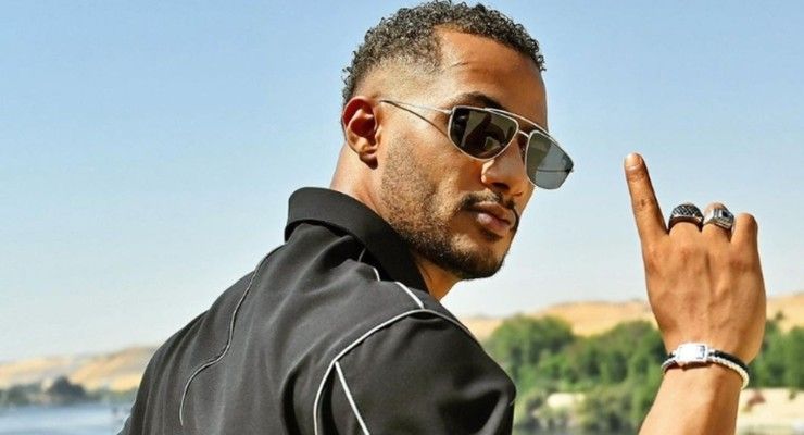 شاهد .. محمد رمضان يحدث جدلا بإطلالة كاملة من الذهب عيار 24