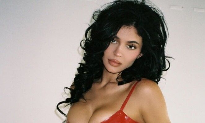 شاهد .. كايلي جينر تبرز منحنيات جسمها بجلسة تصوير جريئة