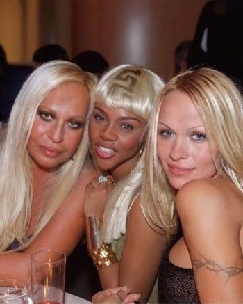 شاهد .. دوناتيلا فيرساتشي تتنحى عن منصبها في Versace بعد 30 عام والسبب!