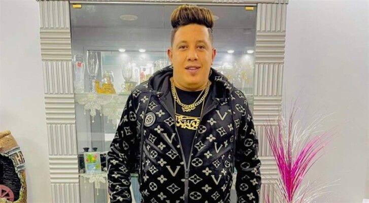 شاهد .. حمو بيكا يحدث جدلاً كبيراً بسبب لوك شعره الجديد والغريب