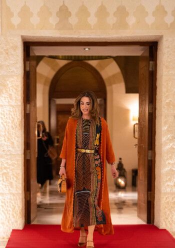 شاهد .. إطلالة شرقية بأناقة راقية وبتصميم لبناني للملكة رانيا في إفطار رمضاني