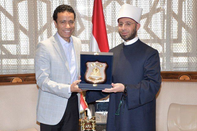 مصر.. وزير الأوقاف يُكرّم الفنان سامح حسين ويؤكد أن الفن الواعي شريك في مسيرة التنوير