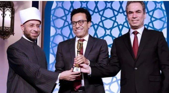 الفنان سامح حسين يهدي برنامجه "قطايف" للتليفزيون المصري