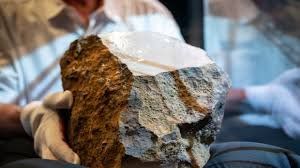 علماء يكتشفون معدنا جديدا في شبه جزيرة كولا الروسية