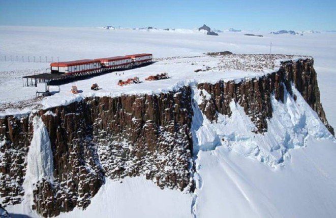 علماء في القطب الجنوبي تحت حصار التهديدات المروعة.. ماذا يحدث؟