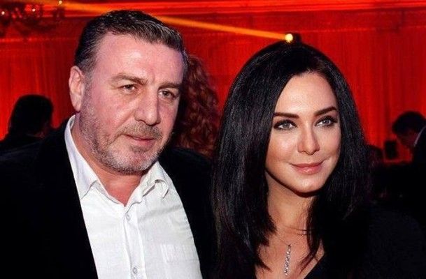 شاهد .. وائل رمضان يفجع بوفاة أقرب الناس إليه وسلاف فواخرجي تواسيه