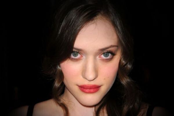 شاهد .. كات دينينجز تروي ذكرياتها مع الأشباح في منزل طفولتها