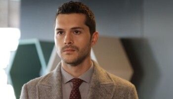 شاهد .. ممثل تركي يلجأ للقضاء بعد 14 طلبية طعام غامضة