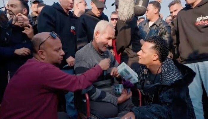 شاهد .. مسن سوري يرفض هدية محمد رمضان القيمة .. وبهذه الطريقة أقنعه