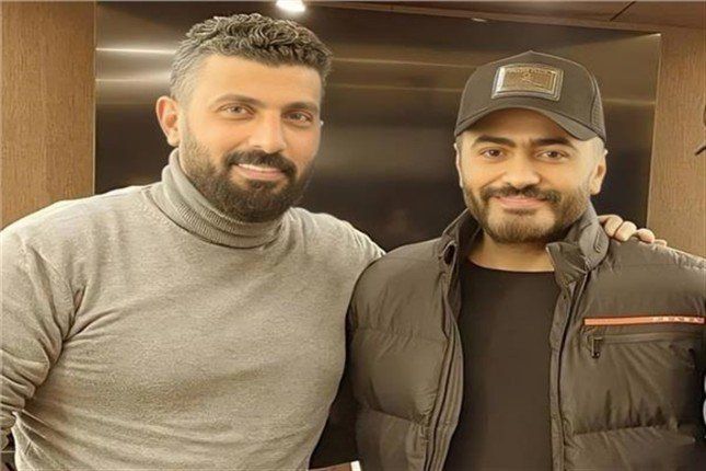النجم تامر حسني يوجه رسالة دعم للمخرج محمد سامي بعد إعلانه الاعتزال.. ماذا قال؟