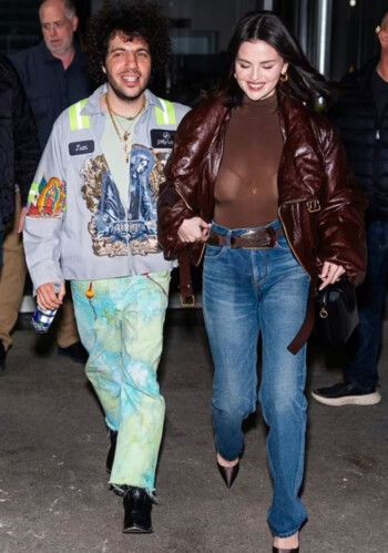 شاهد .. سيلينا غوميز بإطلالة لافتة برفقة خطيبها في شوارع نيويورك