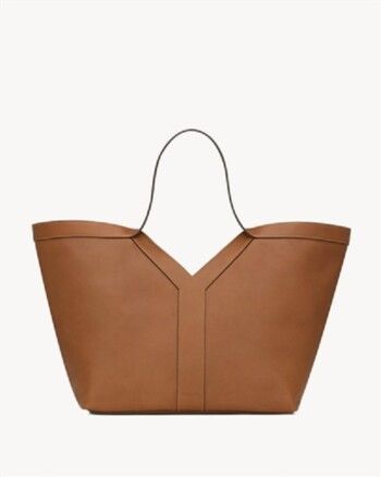 شاهد .. حقيبة دنيا سمير غانم تلفت الأنظار.. هذا تصميمها وسعرها