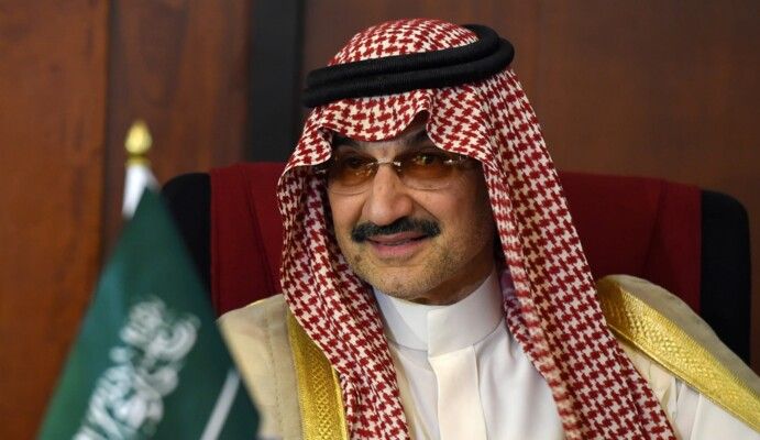 شاهد .. في أحد المطاعم.. الأمير الوليد بن طلال ترك بقشيشاً خيالياً وهذه التفاصيل