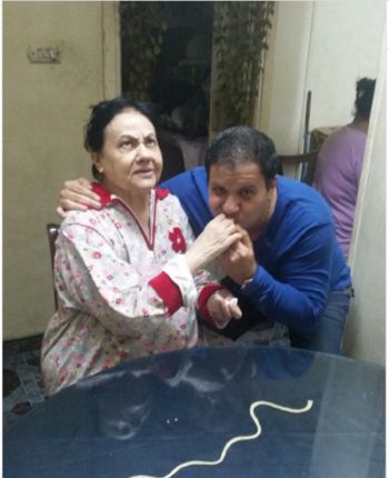 شاهد .. إدوارد يحيي ذكرى والدته في عيد الأم: "وحشتيني يا أمي"