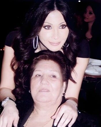 شاهد .. إليسا تعايد والدتها بعيد الأم بكلمات مؤثرة للغاية