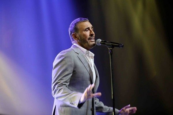 شاهد .. كاظم الساهر يقدم هدية مميزة لوالدته في عيد الأم