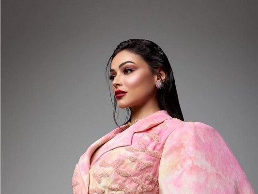 شاهد .. والدة شوق الهادي تلفت الأنظار بجمالها في ظهور نادر لها