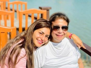 شاهد .. هكذا هنأت منة فضالي والدتها في عيد الأم