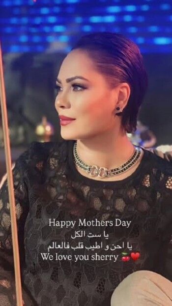 شاهد .. والدة نور الغندور تخطف الأنظار بجمالها وجاذبيتها