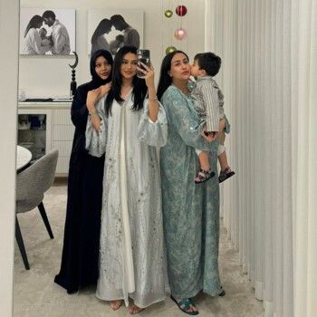 شاهد .. والدة شوق الهادي تلفت الأنظار بجمالها في ظهور نادر لها