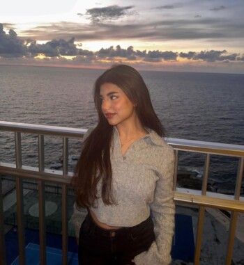 شاهد .. إبنة أمل عرفة وعبد المنعم عمايري تلفت الأنظار بجمالها والشبه الكبير مع والدتها