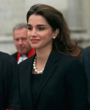 شاهد .. صور قديمة للملكة رانيا يخطف الأنظار.. جمالها حديث الكثيرين