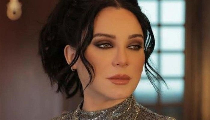 شاهد .. سلاف فواخرجي غارقة داخل سيارتها في الماء.. مشهد من "أسمهان" يعود إلى الواجهة